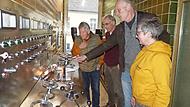 Klosterbrauerei Weißenohe ist ein ökologischer Vorzeigebetrieb der Öko-Modellregion Fränkische SchweizForchheim & Fränkische Schweiz Worin liegt das große Bio-Geheimnis der Klosterbrauerei Weißenohe? Um das herauszufinden, haben die Köpfe der „Bewegung Ökologische Region“ Dieter Hoch und Klaus-Dieter Preis dem Brauereichef-Ehepaar Urban und Katharina Winkler (von links nach rechts) einen Besuch abgestattet.