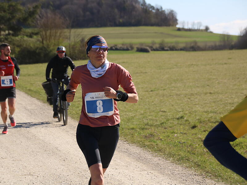 Strahlender Sonnenschein, aber nur niedrige Plusgrade erwartete die L&auml;ufer beim 19. Obermain-Marathon rund um Bad Staffelstein. Die Marathon-Strecke f&uuml;hrte wieder an den beiden Wahrzeichen der Kurstadt, dem Kloster Banz und der Basilika Vierzehnheiligen vorbei.