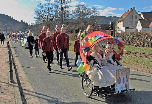 Das Kinderprinzenpaar Leo I. und Elisa I. sa&szlig; in der Rikscha.