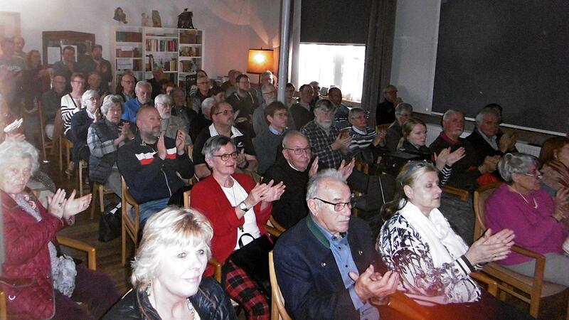interessierte Gäste beim visuellen Spaziergang durch Dorf und Flur Kleinlangheim von der Altsteinzeit bis zum frühen Mittelalter. In der ersten Reihe (von links) Bürgermeisterin Gerlinde Stier, Werner Wolf, Archäologin Dr. Margarete Klein-Pfeuffer und Pater Dr. Franziskus Büll (zweite Reihe Dritter von links). interessierte Gäste beim visuellen Spaziergang durch Dorf und Flur Kleinlangheim von der Altsteinzeit bis zum frühen Mittelalter. In der ersten Reihe (von links) Bürgermeisterin Gerlinde Stier, Werner Wolf, Archäologin Dr. Margarete Klein-Pfeuffer und Pater Dr. Franziskus Büll (zweite Reihe Dritter von links).