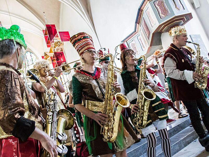 Ihre Auftritte sind seit 25 Jahren beim Kult. Doch jetzt verabschieden sich die Quastenflosser vom Samba-Festival. Ihre Auftritte sind seit 25 Jahren beim Kult. Doch jetzt verabschieden sich die Quastenflosser vom Samba-Festival.