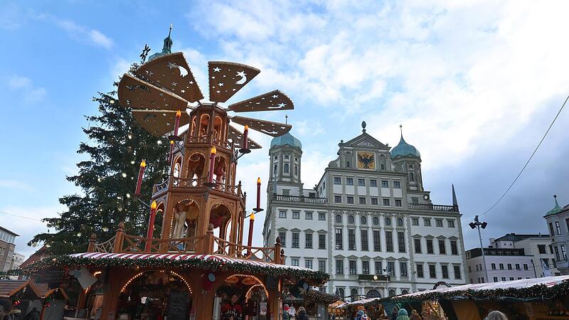 Augsburg: Stände des Christkindlesmarktes stehen vor dem Rathaus. Nach der Festnahme eines mutmaßlichen IS-Sympathisanten in Augsburg gibt es laut Bayerns Innenminister Herrmann keine Hinweise auf konkrete Anschlagspläne des Mannes oder auf eine k...
