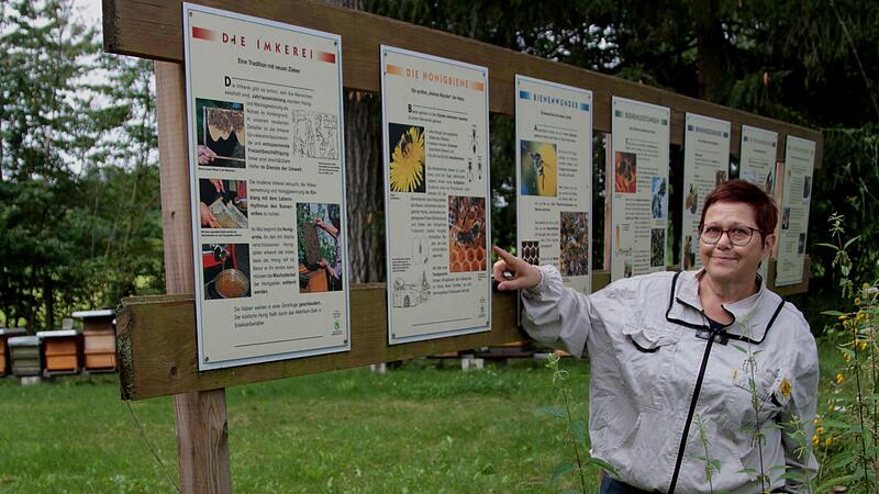 Imkerin und Bienensachverständige Renate Hau im „Bienengarten Hofheim“, wo man viel über Bienen und Honig erfahren kann.