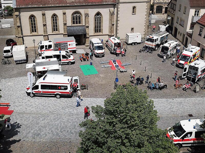 Am Marktplatz und auf dem Kirchplatz hatten die BRK-Gemeinschaften ihre Fahrzeuge ausgestellt.