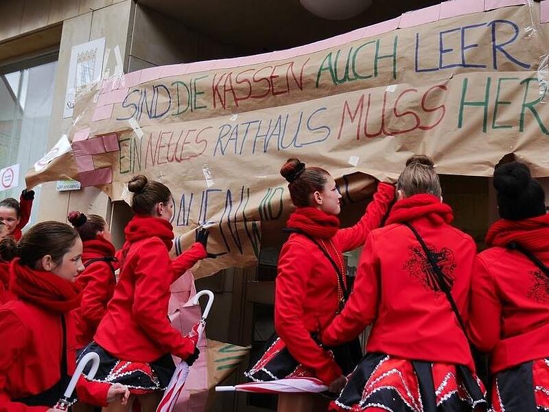 Das Rathaus wird von den Gardemädchen gestürmt.