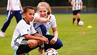 Juniorcoaches sollen sich gezielt im das F ußballtraining von Kindern kümmern.
