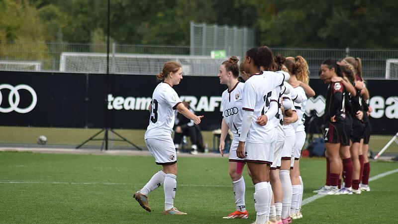 Anabel Keul bereitet einen Elfmeter vor.