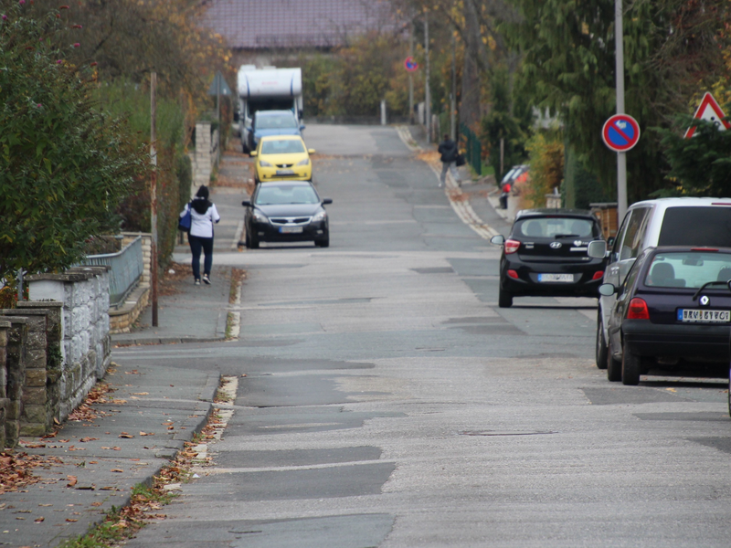 Ein unebener Fleckenteppich ist ebenfalls schon seit Jahren die Sankt-Georg-Straße – sehr zum Ärger nicht nur der Anwohner.