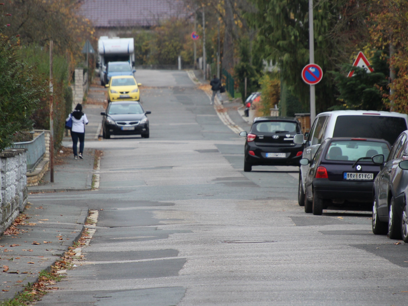 F&uuml;r diesen unebenen Flickenteppich gibt es Hoffnung. Die Sankt-Georg-Stra&szlig;e in H&ouml;chstadt k&ouml;nnte schon dieses Jahr saniert werden.