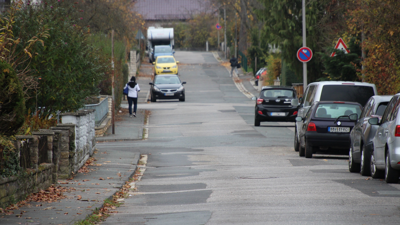 F&uuml;r diesen unebenen Flickenteppich gibt es Hoffnung. Die Sankt-Georg-Stra&szlig;e in H&ouml;chstadt k&ouml;nnte schon dieses Jahr saniert werden.