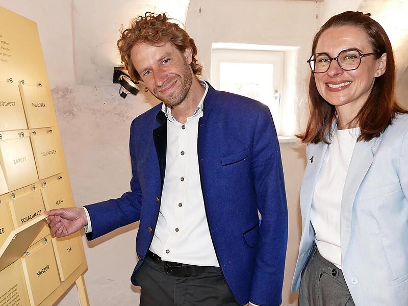 Schirmherr OB Sebastian Niedermaier und Diplom-Sozialp&auml;dagogin Julia Mari vom Jugendmigrationsdienst des SkF auf der Suche nach W&ouml;rtern mit Migrationsgeschichte.