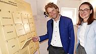 Schirmherr OB Sebastian Niedermaier und Diplom-Sozialp&auml;dagogin Julia Mari vom Jugendmigrationsdienst des SkF auf der Suche nach W&ouml;rtern mit Migrationsgeschichte.