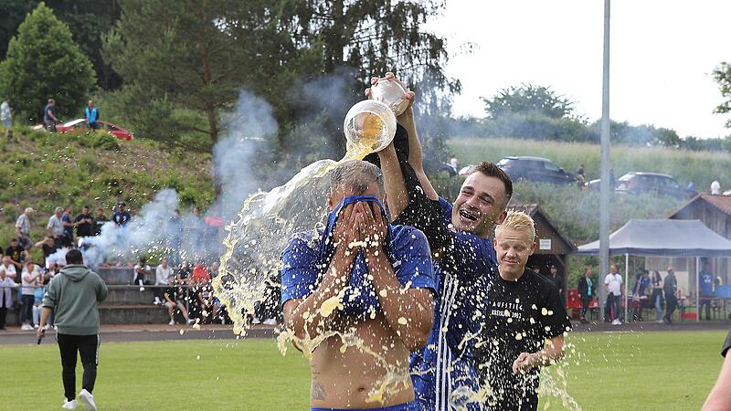 Der R&ouml;bersdorfer Spielertrainer Marcel Burkard bei der Bierdusche.