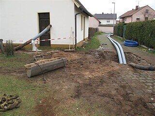 Bilder vom Bau (2012 und 2013) des heute sechs Kilometer langen W&auml;rmenetzes, das im Bioenergiedorf Willersdorf mittlerweile 99 Haushalte mit W&auml;rme versorgt.