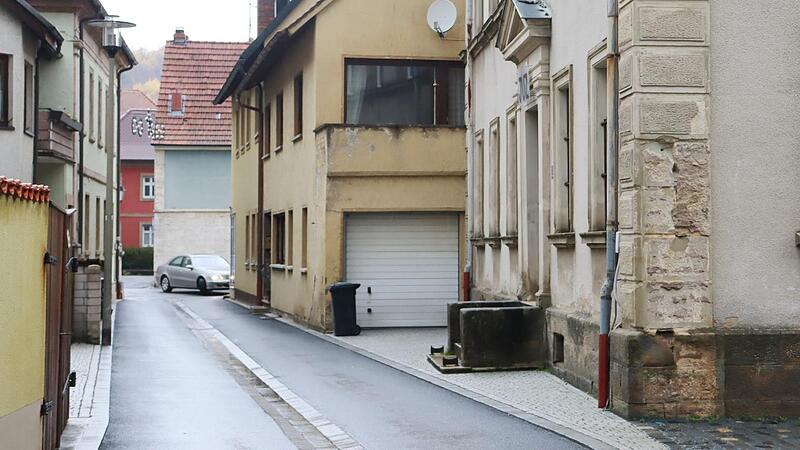 Eine gelungene Sache ist die Pflasterung in der Mitte der Straße zum Regenwasserablauf in der Engstelle der von Rudhart-Straße nach der Kanal und Straßensanierung. Eine gelungene Sache ist die Pflasterung in der Mitte der Straße zum Regenwasserablauf in der Engstelle der von Rudhart-Straße nach der Kanal und Straßensanierung.