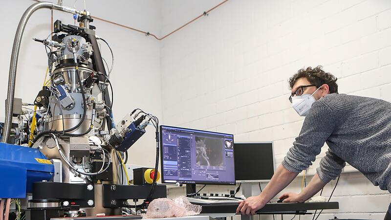 Das Helium-Ionen-Mikroskop mit Massenspektrometer des INAM in Forchheim, an dem Wissenschaftler Florian Vollnhals arbeitet, gibt es weltweit nur dreimal.Forchheim & Fränkische Schweiz Das Helium-Ionen-Mikroskop mit Massenspektrometer des INAM in Forchheim, an dem Wissenschaftler Florian Vollnhals arbeitet, gibt es weltweit nur dreimal.Forchheim & Fränkische Schweiz