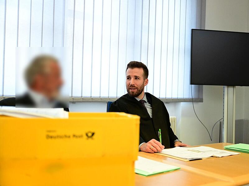 Der Beschuldigte mit einer Kiste voller Beweise und seinem Rechtsanwalt Oliver Gunzelmann aus Bamberg