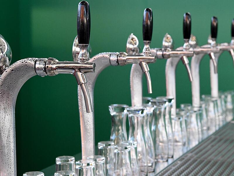 Zapfh&auml;hne stehen ungenutzt auf einer Gastro-Messe. Das k&ouml;nnte symbolisch stehen f&uuml;r den  Absatzeinbruch beim deutschen Bier. Einzig  Alkoholfreies floriert.