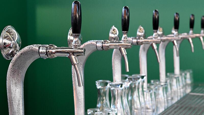 Zapfh&auml;hne stehen ungenutzt auf einer Gastro-Messe. Das k&ouml;nnte symbolisch stehen f&uuml;r den  Absatzeinbruch beim deutschen Bier. Einzig  Alkoholfreies floriert.