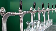 Zapfh&auml;hne stehen ungenutzt auf einer Gastro-Messe. Das k&ouml;nnte symbolisch stehen f&uuml;r den  Absatzeinbruch beim deutschen Bier. Einzig  Alkoholfreies floriert.
