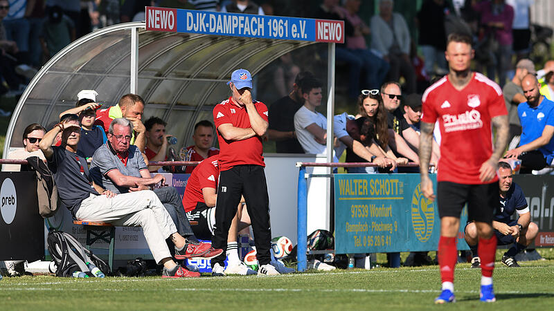 Der Dampfacher Trainer Oliver Kr&ouml;ner wirkte beim 0:2 gegen Bad Kissingen bisweilen fassungslos.