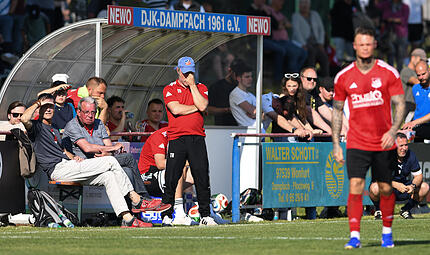 Der Dampfacher Trainer Oliver Kr&ouml;ner wirkte beim 0:2 gegen Bad Kissingen bisweilen fassungslos.
