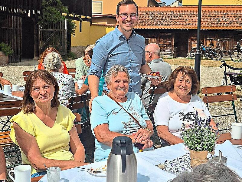Rund 40 Seniorinnen und Senioren besuchten den Kaffeenachmittag in Adelsdorf &ndash; hier mit B&uuml;rgermeister Nico Kauper (Mitte stehend).Seniorenbeirat Adelsdorf