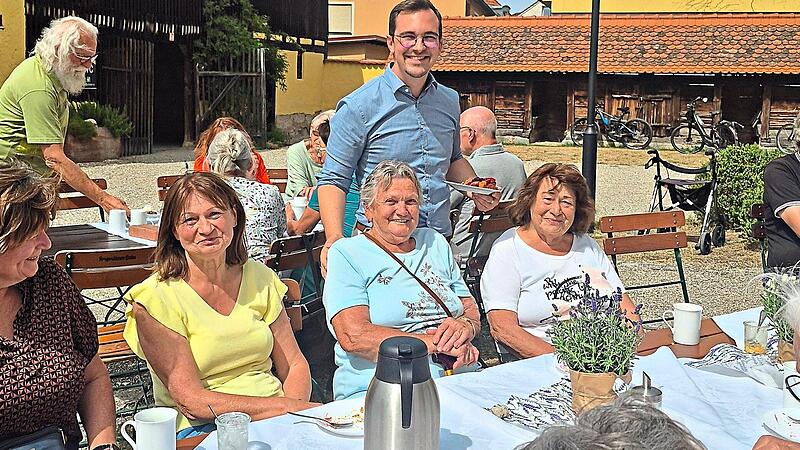 Rund 40 Seniorinnen und Senioren besuchten den Kaffeenachmittag in Adelsdorf – hier mit Bürgermeister Nico Kauper (Mitte stehend).Seniorenbeirat Adelsdorf Rund 40 Seniorinnen und Senioren besuchten den Kaffeenachmittag in Adelsdorf – hier mit Bürgermeister Nico Kauper (Mitte stehend).Seniorenbeirat Adelsdorf