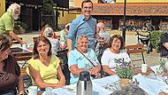 Rund 40 Seniorinnen und Senioren besuchten den Kaffeenachmittag in Adelsdorf &ndash; hier mit B&uuml;rgermeister Nico Kauper (Mitte stehend).Seniorenbeirat Adelsdorf