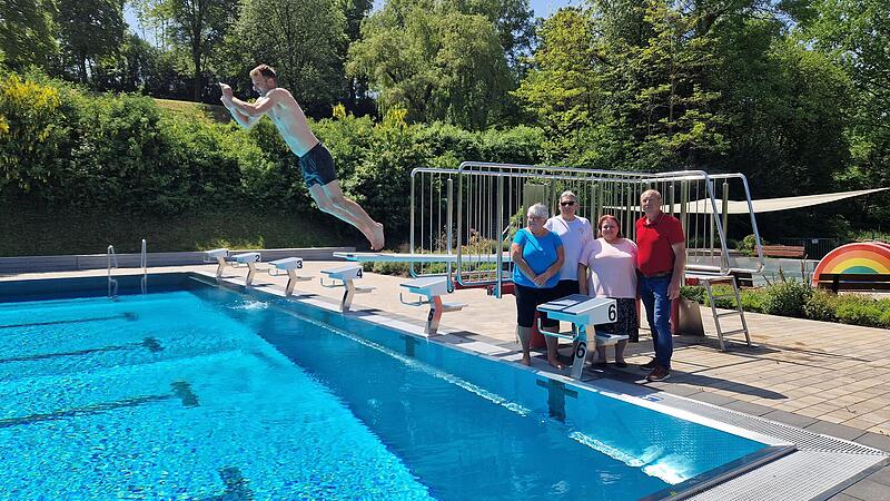 Bürgermeister-Sohn Thomas Volkamer springt zur Saisoneröffnung in das Becken des Markt Einersheimer Terrassenbads, beobachtet von (von links) Kiosk-Betreiberin Christine Spiller, Burkhard Buchfelner von der Badeaufsicht und Bürgermeister Herbert Volkamer. Bürgermeister-Sohn Thomas Volkamer springt zur Saisoneröffnung in das Becken des Markt Einersheimer Terrassenbads, beobachtet von (von links) Kiosk-Betreiberin Christine Spiller, Burkhard Buchfelner von der Badeaufsicht und Bürgermeister Herbert Volkamer.