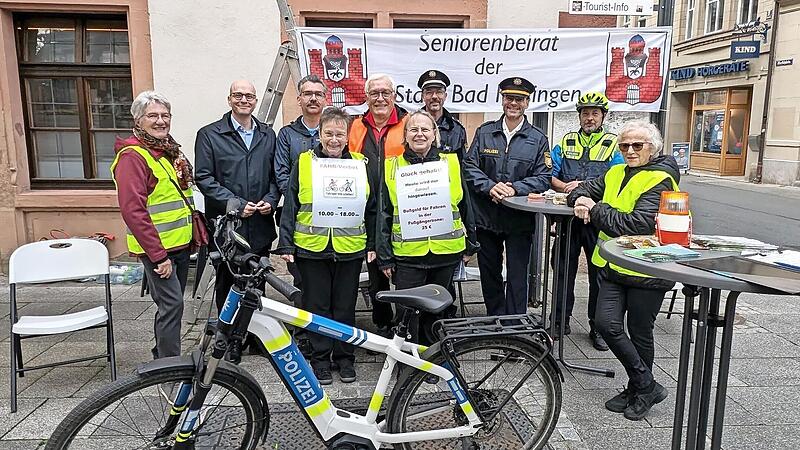 Das Foto zeigt (hinten von links): Oberbürgermeister Dirk Vogel, vom Ordnungsamt der Stadt Stefan Kiesel, Seniorenbeiratsvorsitzenden Hermann-Josef Dresbach, von der Polizei Jochen Emmerling, Polizeichef Christian Pörtner und Jens Lettmann sowie (...
