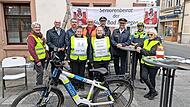 Das Foto zeigt (hinten von links): Oberbürgermeister Dirk Vogel, vom Ordnungsamt der Stadt Stefan Kiesel, Seniorenbeiratsvorsitzenden Hermann-Josef Dresbach, von der Polizei Jochen Emmerling, Polizeichef Christian Pörtner und Jens Lettmann sowie (...