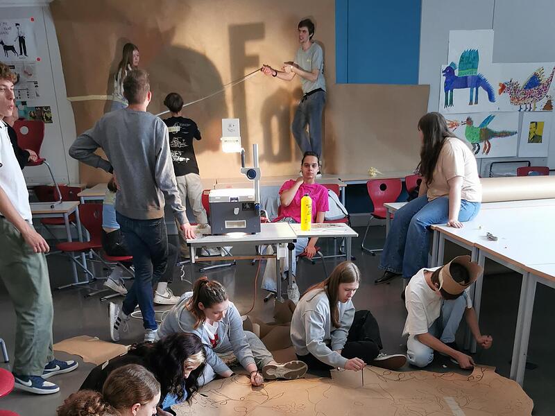 Kunstklasse der Eltmanner Realschule bemalt Fußgängerpassage zum Weltladen mit Fair-Trade-Symbolen