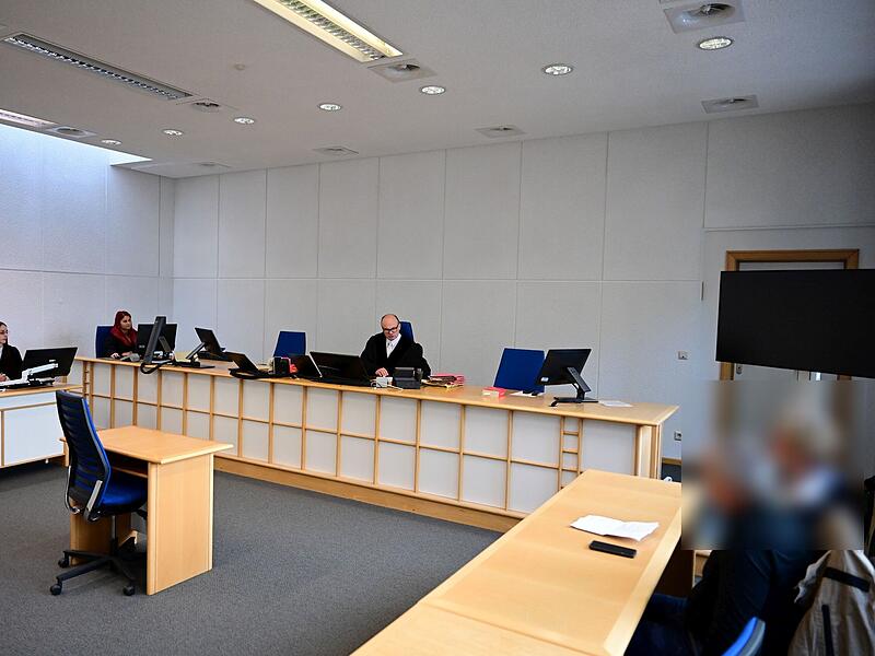 Staatsanw&auml;ltin Schmitt, eine Protokollf&uuml;hrerin, Strafrichter Bachmann und die Angeklagte mit ihrem Betreuer