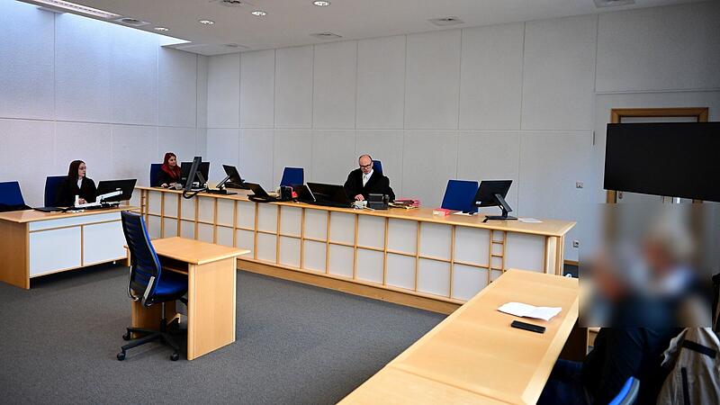 Staatsanw&auml;ltin Schmitt, eine Protokollf&uuml;hrerin, Strafrichter Bachmann und die Angeklagte mit ihrem Betreuer