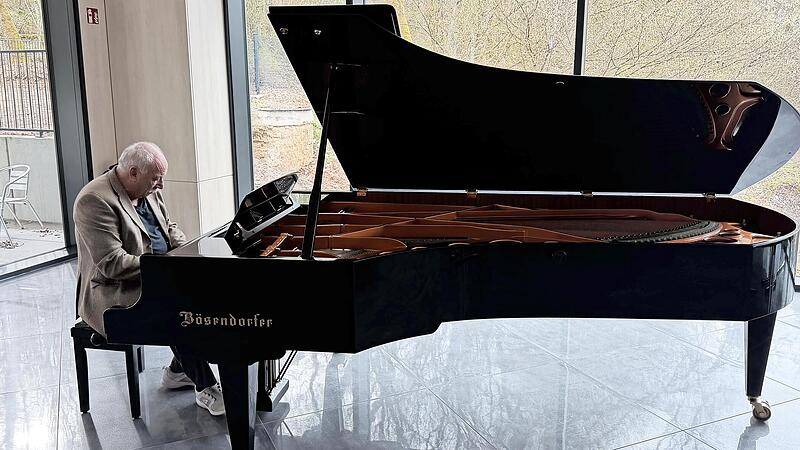 Peter Kleinhenz vom Piano-Center aus Oberthulba am Fl&uuml;gel der Wiener Klavierfabrik B&ouml;sendorfer.
