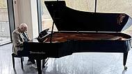 Peter Kleinhenz vom Piano-Center aus Oberthulba am Fl&uuml;gel der Wiener Klavierfabrik B&ouml;sendorfer.