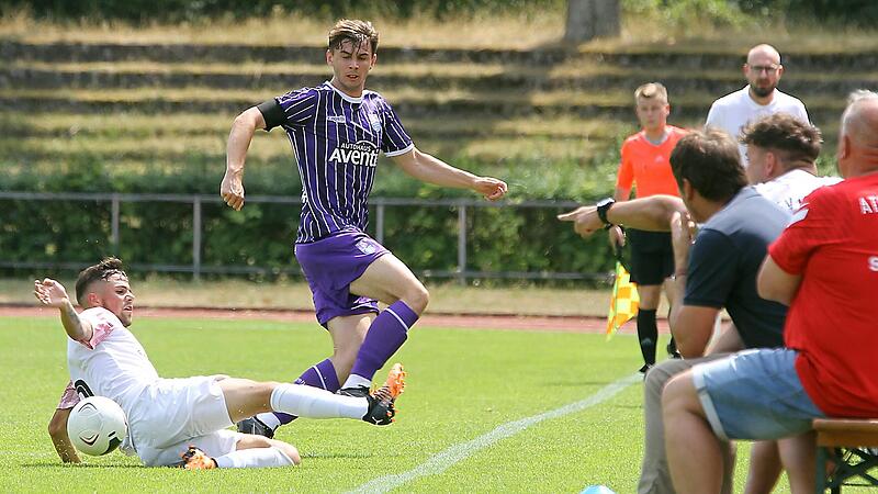 Timm Strasser  (M.) erzielte f&uuml;r den FC Eintracht Bamberg die 1:0-F&uuml;hrung, ehe David Lang in der Schlussminute mit seinem Treffer den 2:1-Sieg gegen den ATSV Erlangen  perfekt  machte.
