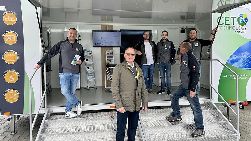 Lothar Seifert, Gesch&auml;ftsf&uuml;hrer von CET Technology (2. von links), und seine Mitarbeiter informierten die Besucher w&auml;hrend des Tags der offenen T&uuml;r in Lonnerstadt.