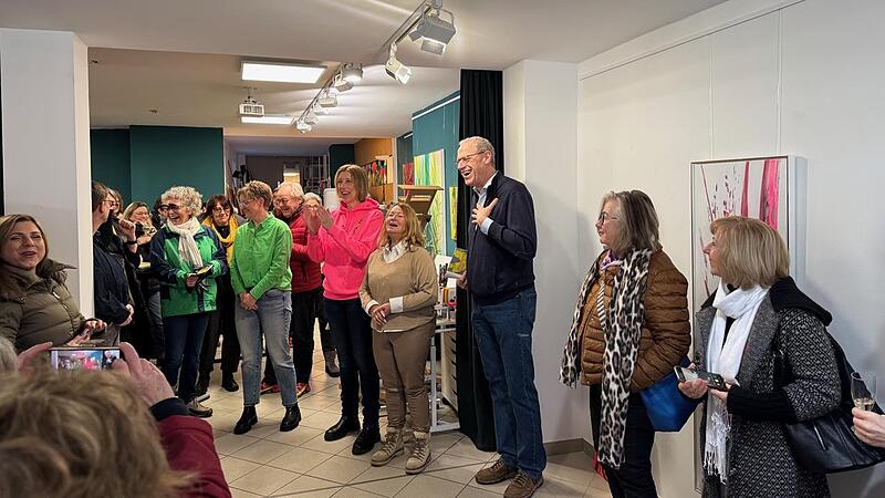 Zur Eröffnung in Herzogenaurach kamen viele Gäste – Bürgermeister, Stadträte, Künstler und Besucher.