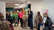 Zur Eröffnung in Herzogenaurach kamen viele Gäste – Bürgermeister, Stadträte, Künstler und Besucher.
