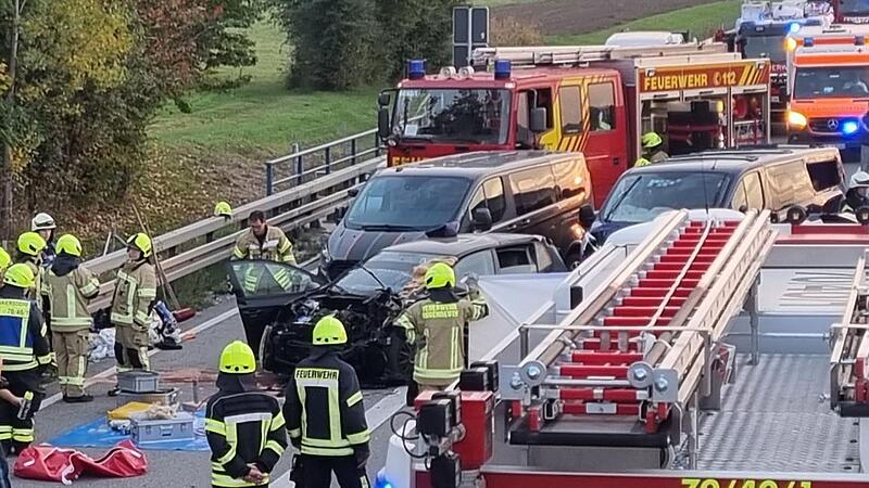Eine 28-J&auml;hrige musste nach dem Unfall auf der A73 bei Baiersdorf am Mittwochnachmittag aus ihrem Auto befreit werden. Insgesamt waren an dem Unfall sieben Fahrzeuge beteiligt, zehn Menschen wurden verletzt.