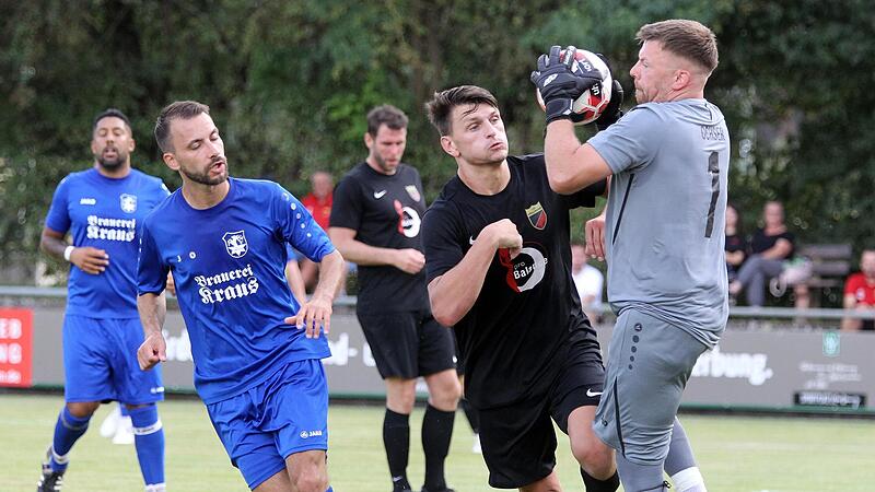 Ein Schritt zu spät: Der Strullendorfer Julian Glos (in schwarz) verpasst die Hereingabe, Torwart Marco Ochs packt zu. Mit dem 4:2-Sieg steht der TSV Hirschaid im Teilkreis-Pokalfinale.