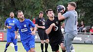 Ein Schritt zu spät: Der Strullendorfer Julian Glos (in schwarz) verpasst die Hereingabe, Torwart Marco Ochs packt zu. Mit dem 4:2-Sieg steht der TSV Hirschaid im Teilkreis-Pokalfinale.