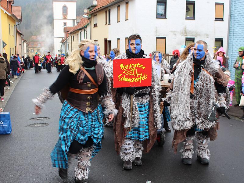 Der Faschingsumzug in Zeitlofs ist sehr beliebt bei gro&szlig; und klein.
