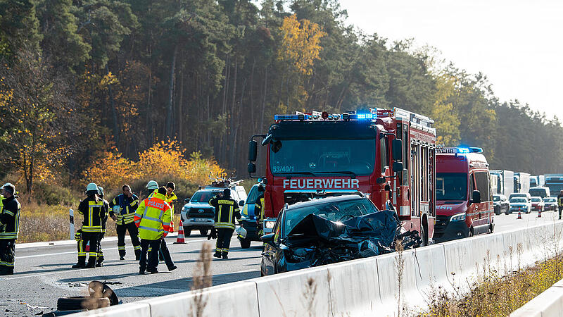 Geisterfahrerin auf A3 bei Erlangen: Tr&uuml;mmerfeld und Verletzte