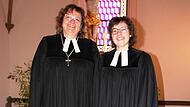 Dekanin Anne Salzbrenner (links) führte die neue Jugendpfarrerin Christina Lungfiel in ihr Amt ein.
