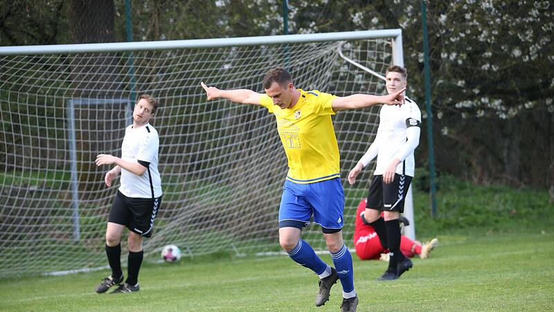 Christian Kirchner vom FC Thuisbrunn feiert seinen Treffer zum 1:0 gegen die DJK Weingarts.Forchheim & Fr&auml;nkische Schweiz