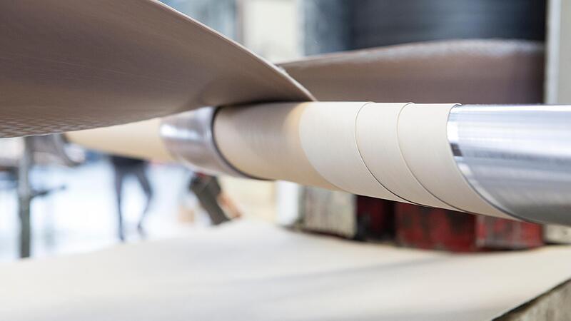 Die Papierb&auml;nder werden bei der Firma IPT in Schondra auf einem Metalldorn zur H&uuml;lse aufgewickelt.