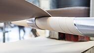 Die Papierbänder werden bei der Firma IPT in Schondra auf einem Metalldorn zur Hülse aufgewickelt. Die Papierbänder werden bei der Firma IPT in Schondra auf einem Metalldorn zur Hülse aufgewickelt.